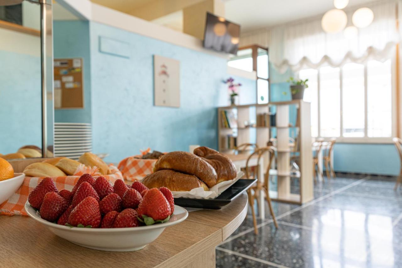 Hotel Greta B&B Rimini Buitenkant foto