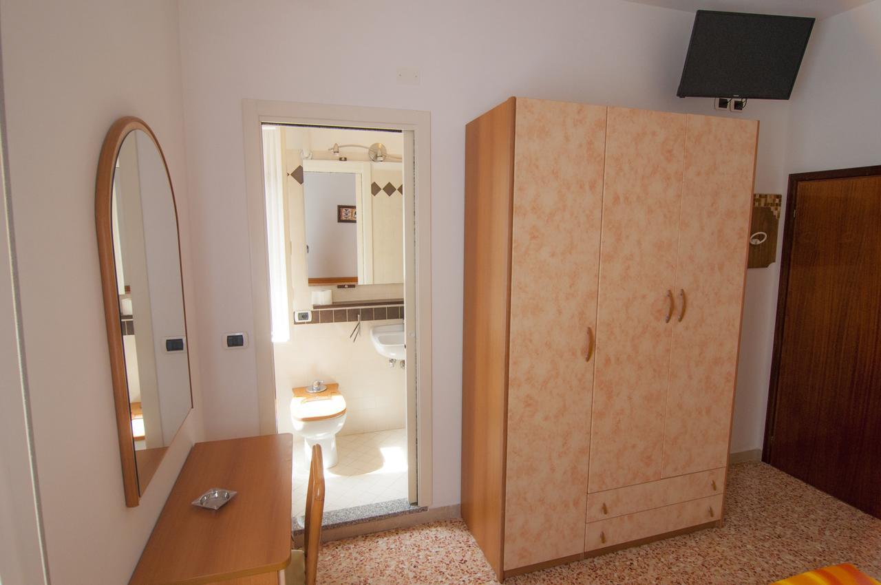 Hotel Greta B&B Rimini Buitenkant foto